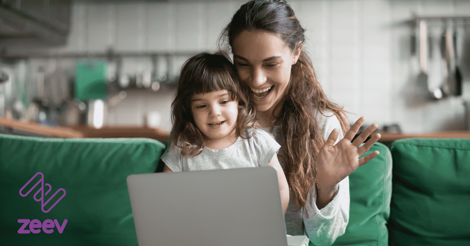 Foto de mãe e filha representando uma Vídeo chamada com pessoas especiais para manter a saúde mental.