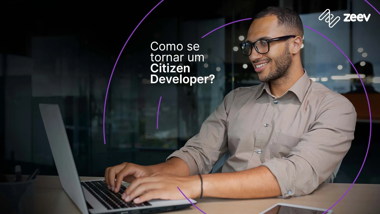 Homem em frente ao notebook ilustrando informativo de texto de como se tornar um citizen developer