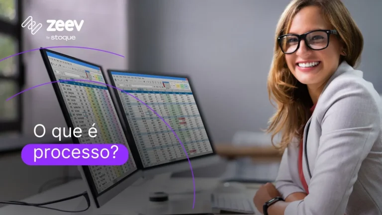 Mulher lendo sobre o que é processo