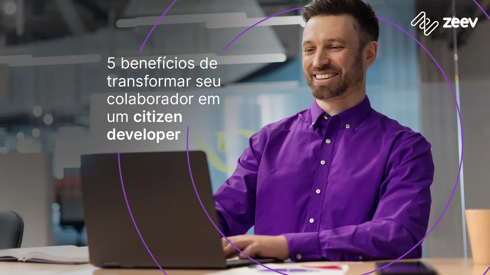homem feliz com texto explicativo de beneficios de ter um citizen developer na sua empresa