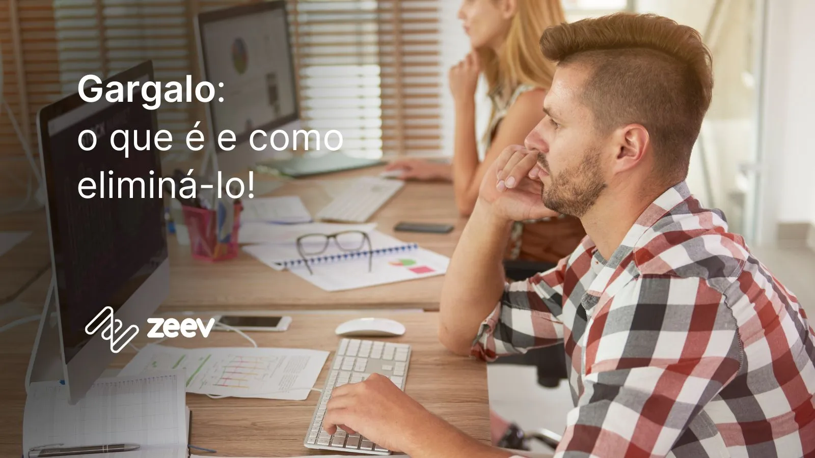 Homem analisando gargalo de processos