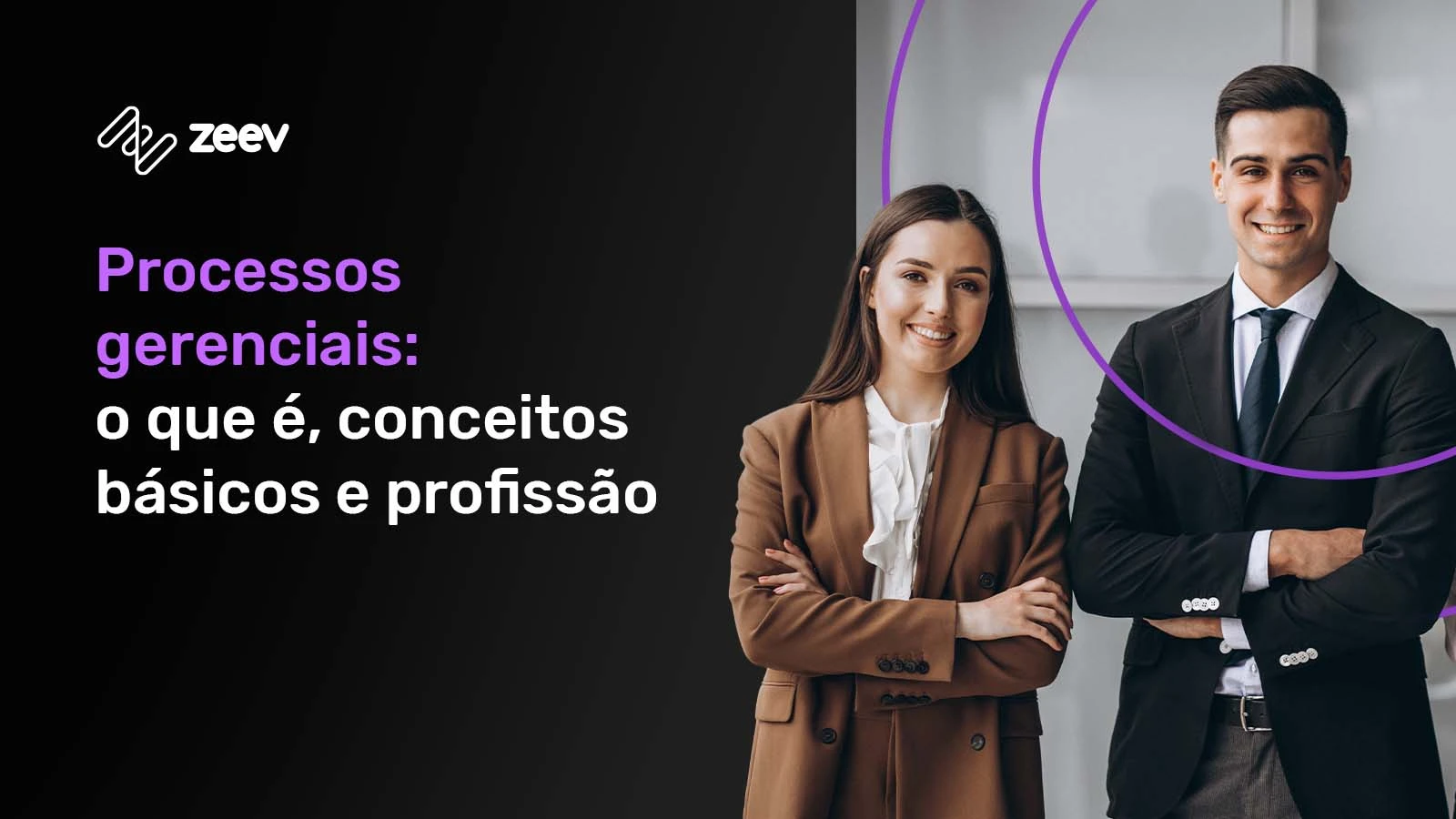 imagem ilustrativa de dois empresários, uma mulher com terno marrom e um homem com terno preto exibindo informações em texto sobre processos gerenciais, o que é, conceitos básicos e sobre a profissão