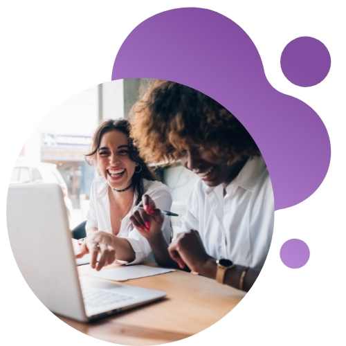 Mulheres criando de softwares com Software no-code para workflows automatizados