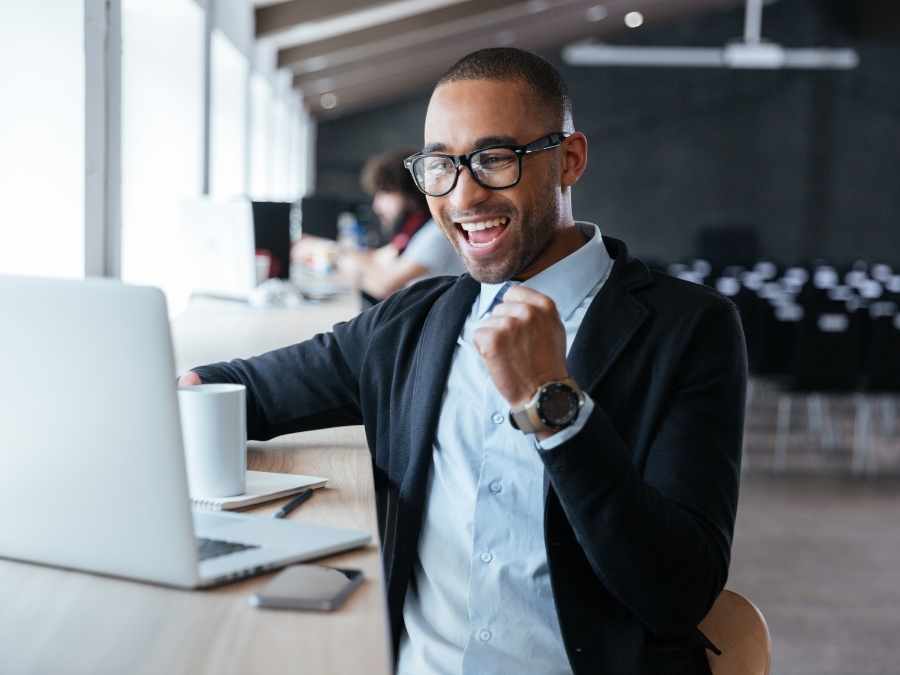 Homem feliz com mais autonomia com Software low-code para workflows automatizados
