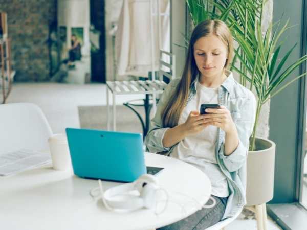 Mulher trabalhando com mais liberdade com Software no-code para workflows automatizados