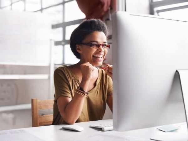 Mulher trabalhando com mais resultados com Software no-code para workflows automatizados