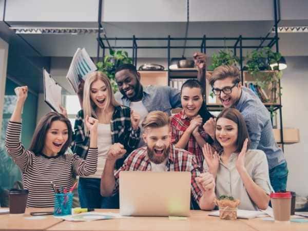 Grupo feliz com mais velocidade com Software low-code para workflows automatizados