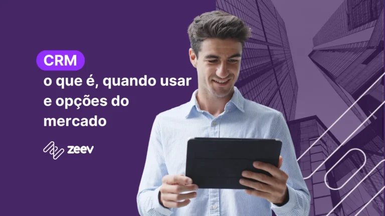 Capa com o título "CRM: o que é, quando usar e opções do mercado", com um executivo olhando para o tablet em suas mãos