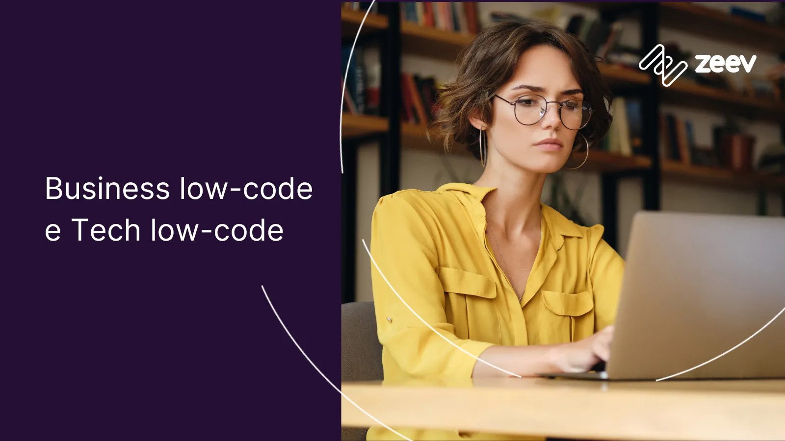 mulher de amarelo e oculos em frente ao computador banner para business low-code e tech low-code