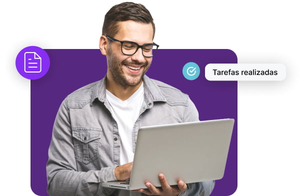 Homem usando Zeev no notebook