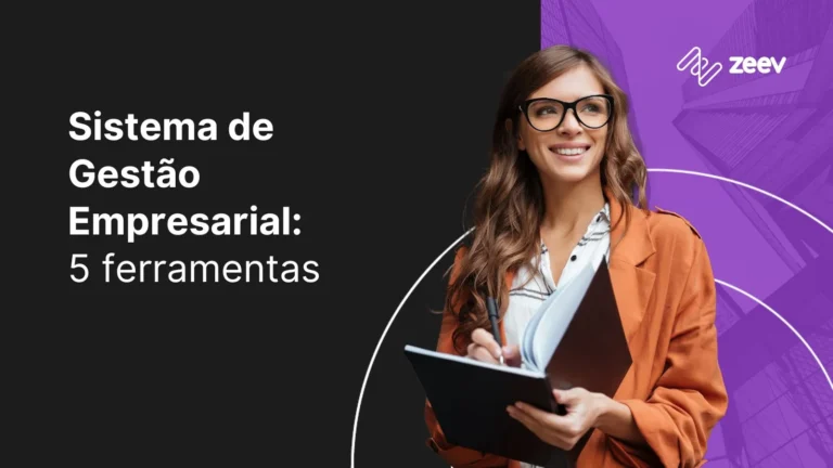 Mulher usando ferramentas de sistema de gestão empresarial