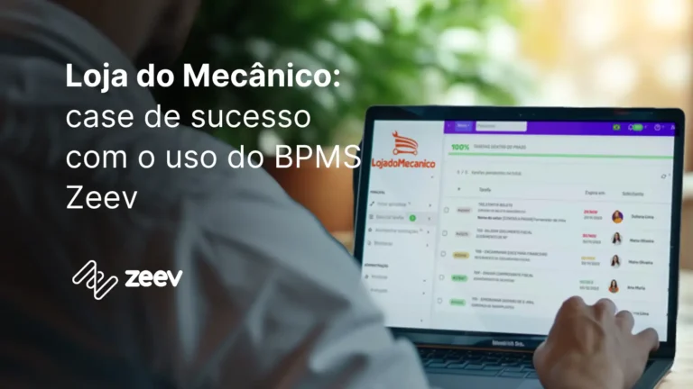 homem sentado em frente ao computador, em um ambiente corporativo com plantas ao redor, com o software BPMS Zeev na tela do seu computador