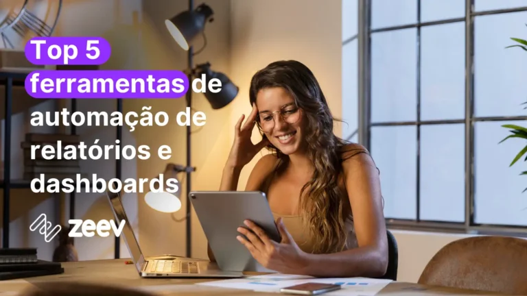 mulher loira sentada sorrindo enquanto olha a tela do tablet que está segurando em sua mão