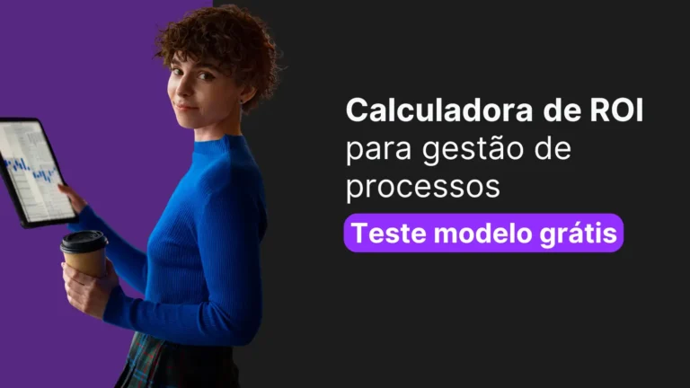 mulher branca com cabelo encaracolado e curto, vestindo camisa de manga longo azul e saia, segurando um tablet com gráficos na tela.