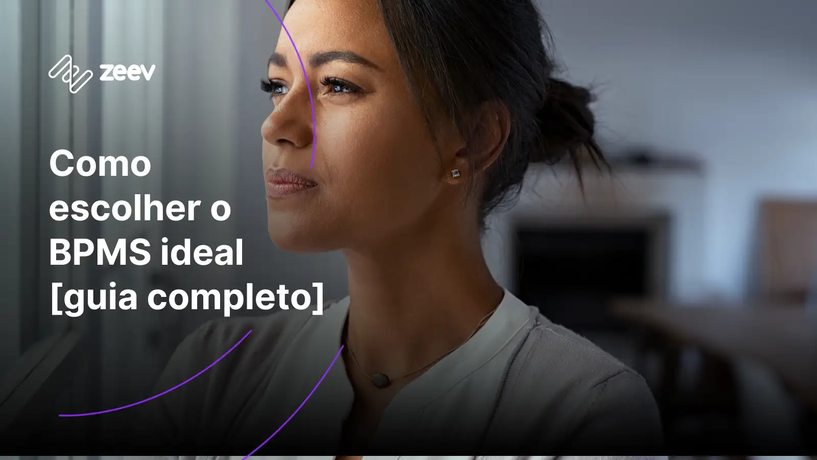 mulher de pele parda e cabelo preso